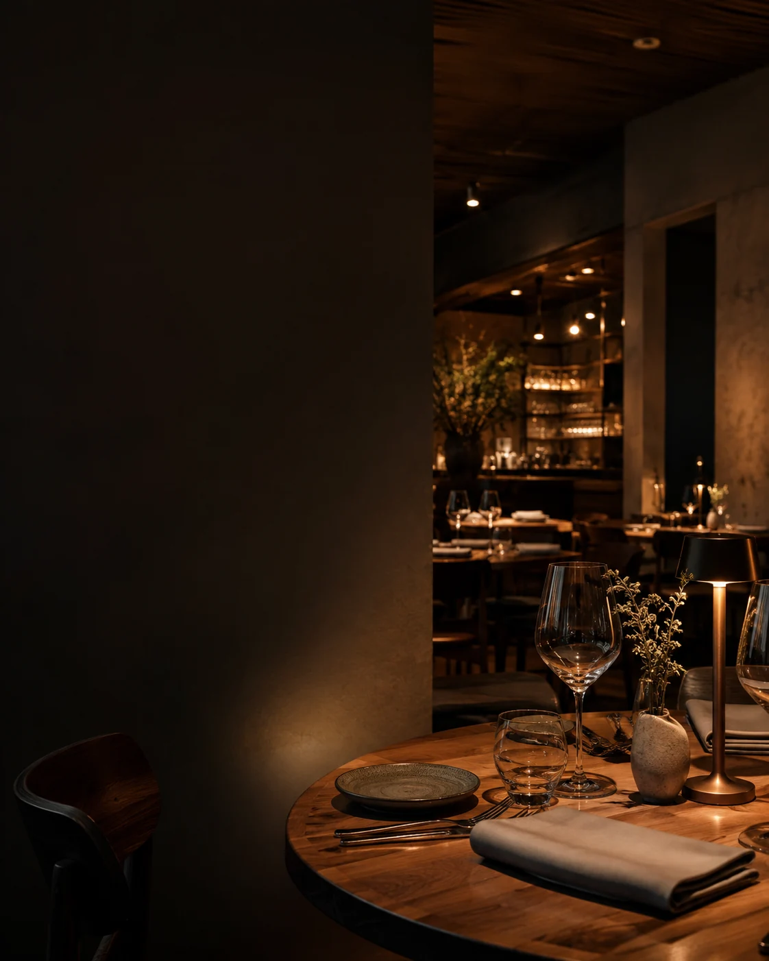 Sfeervol modern restaurantinterieur met gedekte tafel